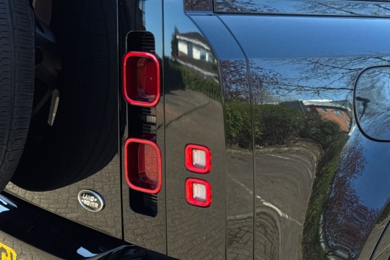 2021 (71) LAND ROVER DEFENDER 3.0 D300 X-Dynamic HSE 110 5dr Auto 5254392