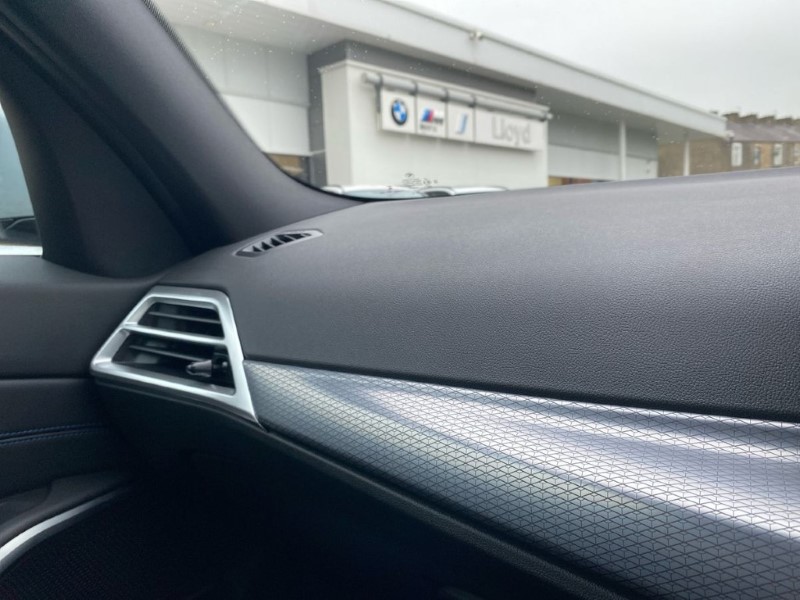 2025 (25) BMW 3 SERIES 330e 22.3 kWh M Sport 4dr Step Auto [Pro Pack] 5014615