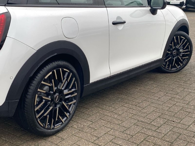 2025 (25) MINI COOPER 1.5 C Exclusive 3dr Auto 5044222