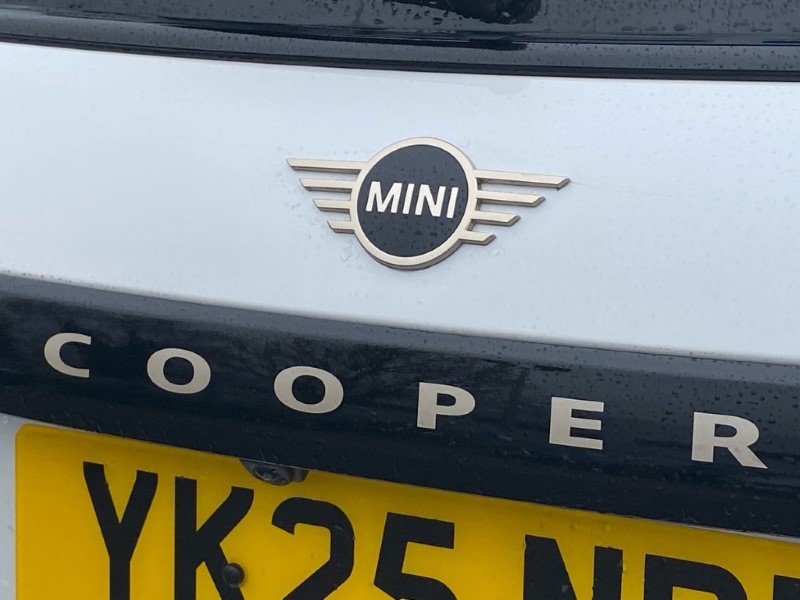 2025 (25) MINI COOPER 1.5 C Exclusive 3dr Auto 5044220