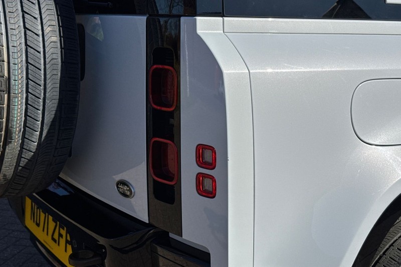 2022 (71) LAND ROVER DEFENDER 3.0 D300 X-Dynamic HSE 110 5dr Auto [7 Seat] 5258947