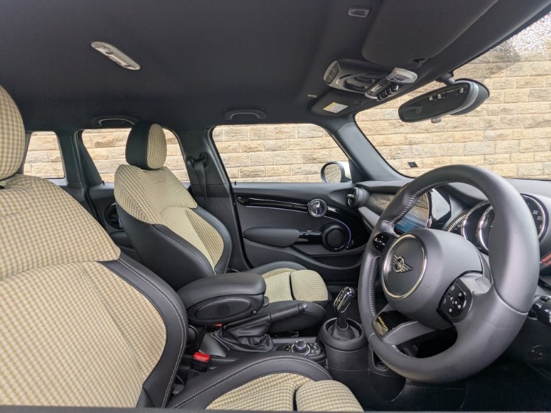 2022 (72) MINI HATCHBACK 1.5 Cooper Resolute Edition 5dr Auto 4612014