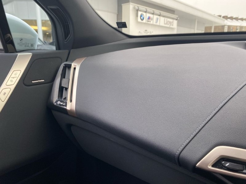 2022 (72) BMW iX 240kW xDrive40 M Sport 76.6kWh 5dr Auto 4921658