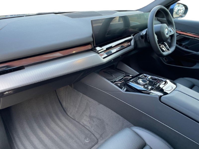 2025 (75) BMW 5 SERIES 520i M Sport 4dr Auto 5025743