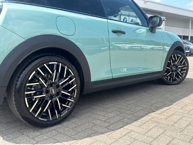 2026 (75) MINI COOPER 1.5 C Exclusive 3dr Auto 5650011