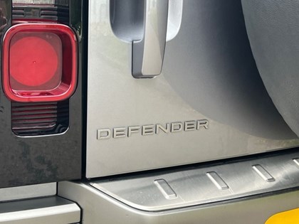 2021 (21) LAND ROVER DEFENDER 3.0 D250 X-Dynamic SE 110 5dr Auto