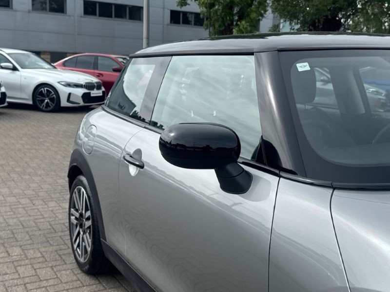 2025 (75) MINI COOPER 1.5 C Classic 3dr Auto 5507347