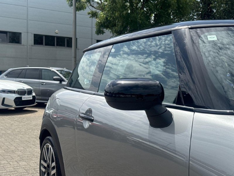 2025 (75) MINI COOPER 1.5 C Classic 3dr Auto 5547009
