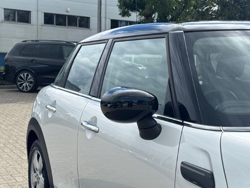 2023 (23) MINI HATCHBACK 1.5 Cooper Classic Premium 5dr Auto 5802627