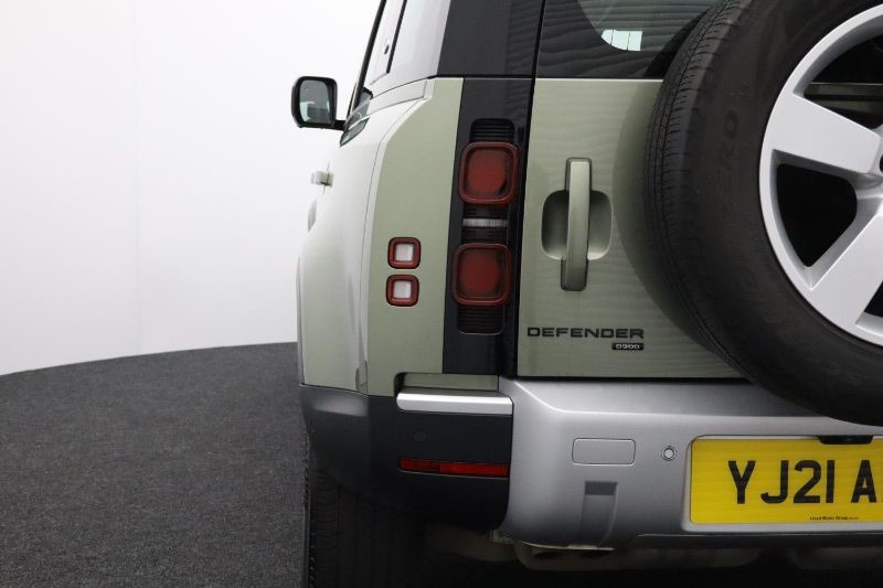2021 (21) LAND ROVER DEFENDER 3.0 D300 HSE 110 5dr Auto 3467762