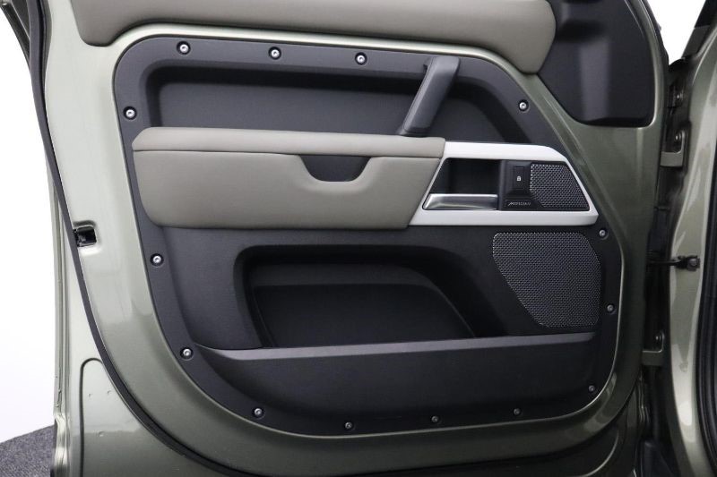 2021 (21) LAND ROVER DEFENDER 3.0 D300 HSE 110 5dr Auto 3467738