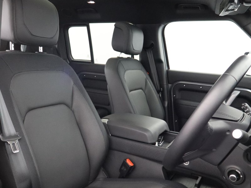 2024 (24) LAND ROVER DEFENDER 3.0 D300 Outbound 130 5dr Auto 3570641