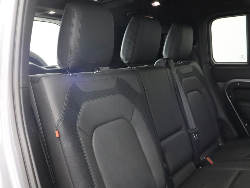2024 (24) LAND ROVER DEFENDER 3.0 D300 Outbound 130 5dr Auto 3570640