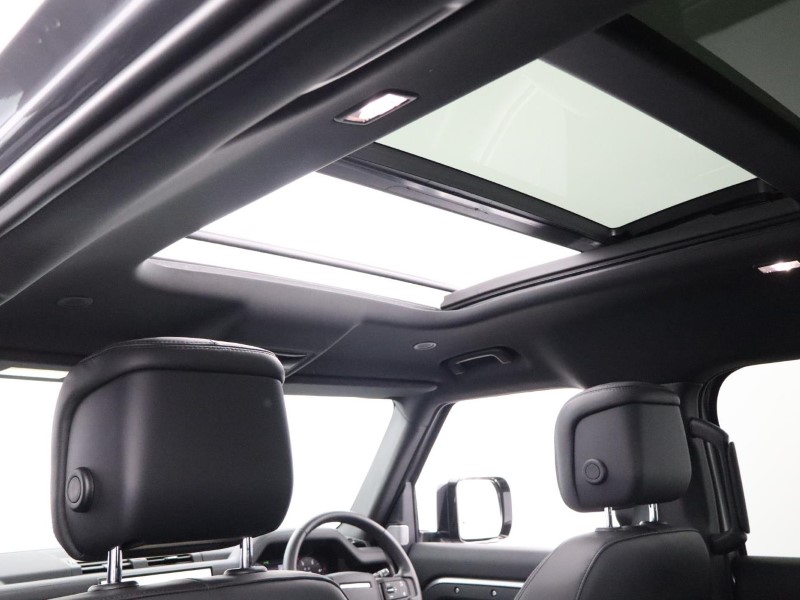 2024 (24) LAND ROVER DEFENDER 3.0 D300 Outbound 130 5dr Auto 3570610