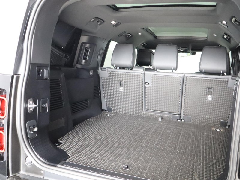 2024 (24) LAND ROVER DEFENDER 3.0 D300 Outbound 130 5dr Auto 3570615