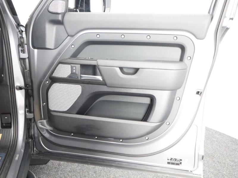 2024 (24) LAND ROVER DEFENDER 3.0 D300 Outbound 130 5dr Auto 3570618