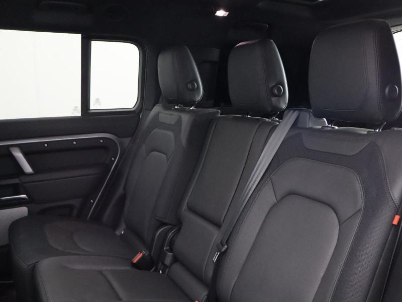 2024 (24) LAND ROVER DEFENDER 3.0 D300 Outbound 130 5dr Auto 3570606