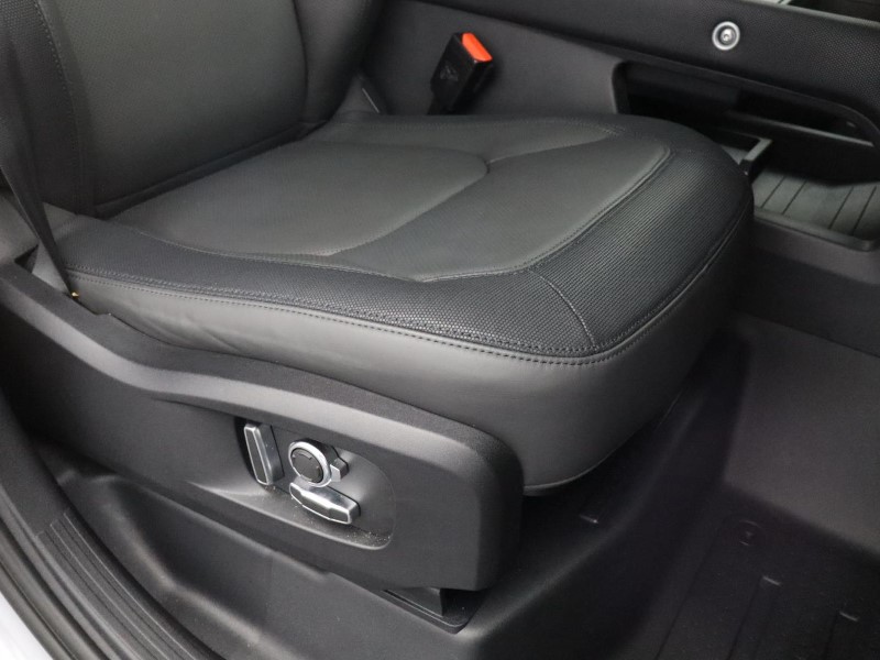 2024 (24) LAND ROVER DEFENDER 3.0 D300 Outbound 130 5dr Auto 3570625