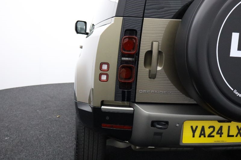 2024 (24) LAND ROVER DEFENDER 3.0 D300 X-Dynamic HSE 90 3dr Auto [6 seat] 3531710
