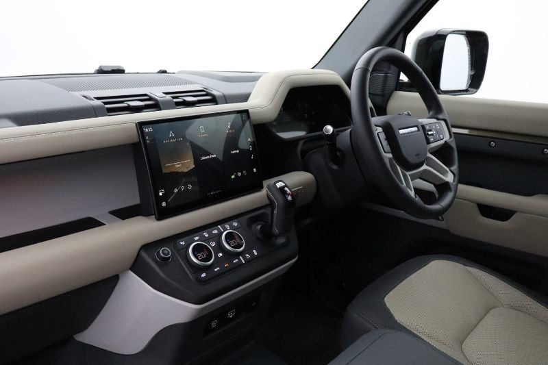 2024 (24) LAND ROVER DEFENDER 3.0 D300 X-Dynamic HSE 90 3dr Auto [6 seat] 3531704