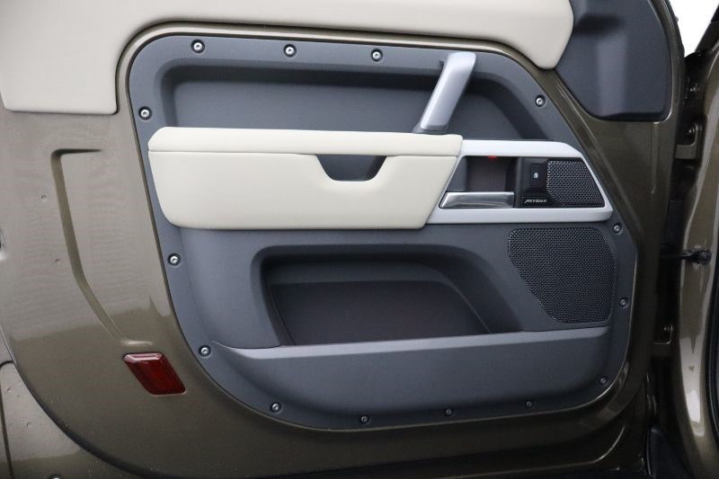 2024 (24) LAND ROVER DEFENDER 3.0 D300 X-Dynamic HSE 90 3dr Auto [6 seat] 3531679