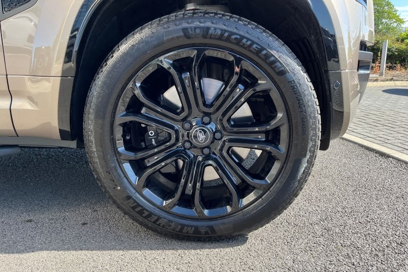 2025 (25) LAND ROVER DEFENDER 4.4 P635 Octa 110 5dr Auto 4217435