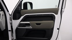 2021 (21) LAND ROVER DEFENDER 3.0 D250 SE 110 5dr Auto 4541609