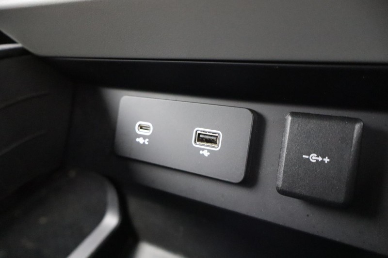 2022 (72) LAND ROVER DEFENDER 3.0 D250 X-Dynamic S 110 5dr Auto 4823656