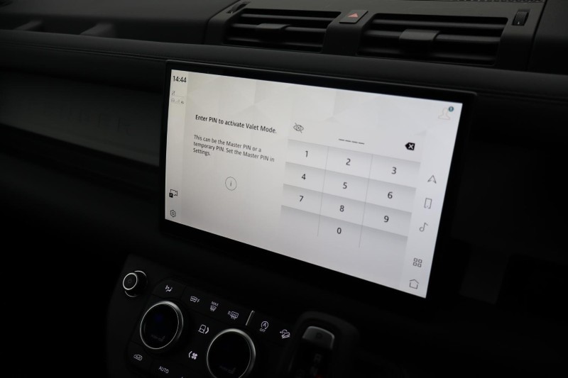 2024 (74) LAND ROVER DEFENDER 3.0 D250 X-Dynamic SE 90 3dr Auto 4903171