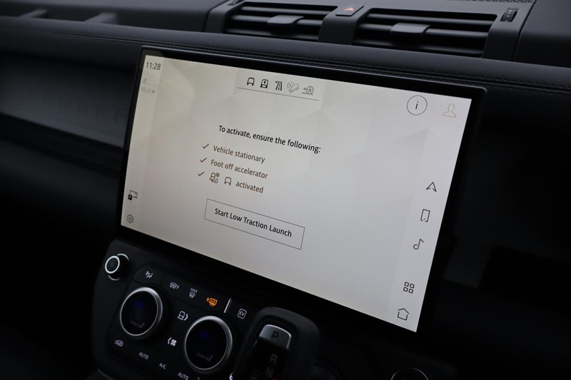 2025 (75) LAND ROVER DEFENDER 2.0 P300e X-Dynamic SE 110 5dr Auto [NI] 4998238