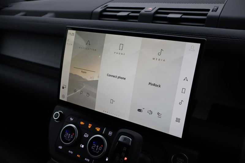 2025 (75) LAND ROVER DEFENDER 2.0 P300e X-Dynamic SE 110 5dr Auto [NI] 4998230