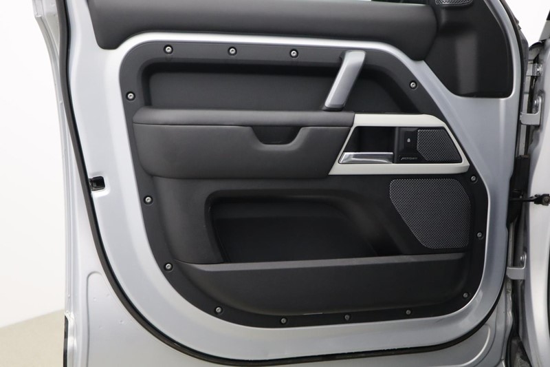 2021 (21) LAND ROVER DEFENDER 3.0 D300 X-Dynamic HSE 110 5dr Auto 4961254