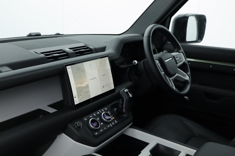 2025 (25) LAND ROVER DEFENDER 3.0 D350 X-Dynamic HSE 110 5dr Auto 5051635