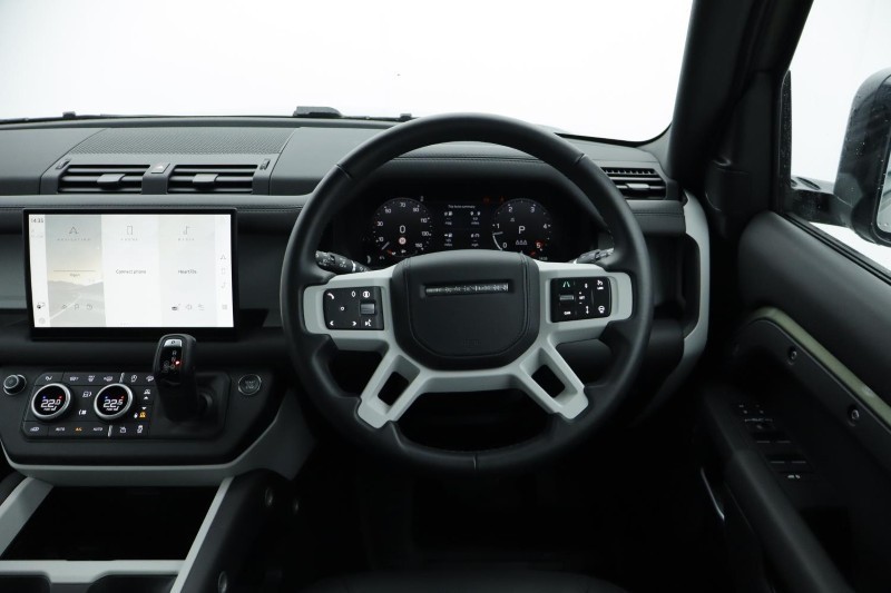 2025 (25) LAND ROVER DEFENDER 3.0 D350 X-Dynamic HSE 110 5dr Auto 5051666