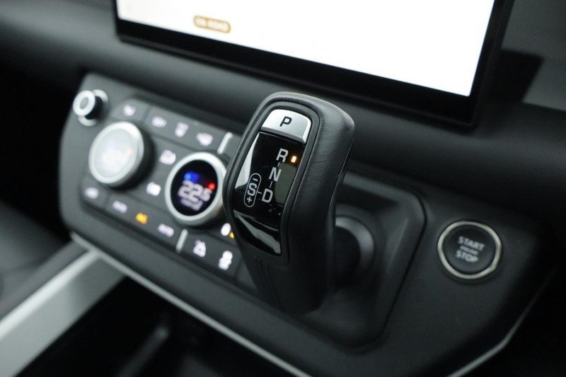 2025 (25) LAND ROVER DEFENDER 3.0 D350 X-Dynamic HSE 110 5dr Auto 5051653