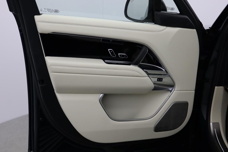 2025 (25) LAND ROVER RANGE ROVER 3.0 P550e Autobiography 4dr Auto 5020148