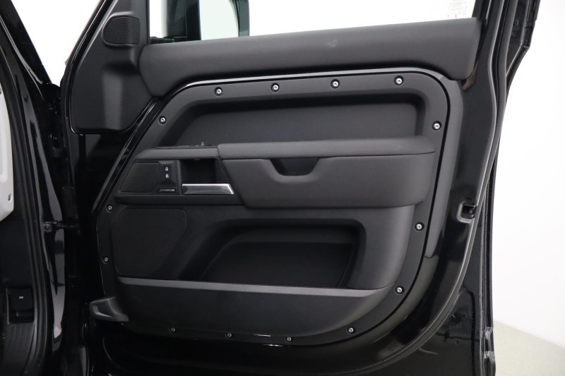 2025 (75) LAND ROVER DEFENDER 3.0 D250 X-Dynamic SE 110 5dr Auto 5119193