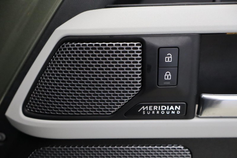 2023 (72) LAND ROVER DEFENDER 3.0 D300 X-Dynamic HSE 110 5dr Auto 5118370