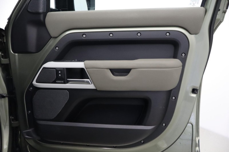 2023 (72) LAND ROVER DEFENDER 3.0 D300 X-Dynamic HSE 110 5dr Auto 5118343