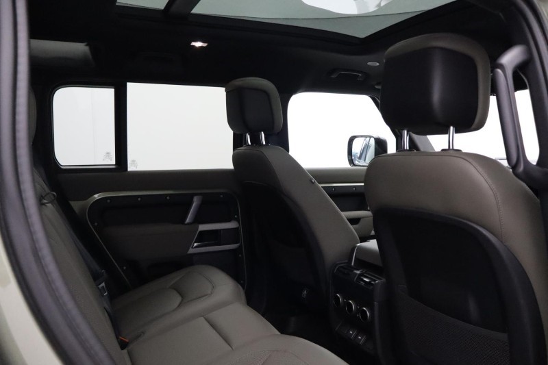 2023 (72) LAND ROVER DEFENDER 3.0 D300 X-Dynamic HSE 110 5dr Auto 5118335