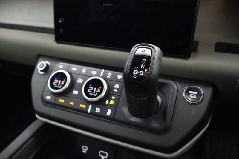 2023 (72) LAND ROVER DEFENDER 3.0 D300 X-Dynamic HSE 110 5dr Auto 5118348