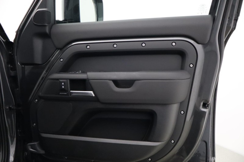 2025 (25) LAND ROVER DEFENDER 3.0 D350 X-Dynamic SE 110 5dr Auto 5162569