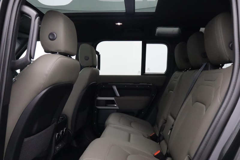 2023 (23) LAND ROVER DEFENDER 3.0 D250 X-Dynamic SE 110 5dr Auto [7 Seat] 5408402