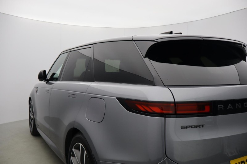 2022 (22) LAND ROVER DISCOVERY 3.0 D300 R-Dynamic HSE 5dr Auto 5202616