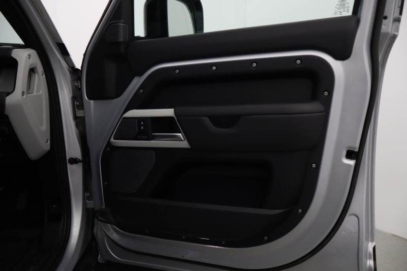 2023 (23) LAND ROVER DEFENDER 3.0 D300 X-Dynamic HSE 110 5dr Auto [7 Seat] 5282252