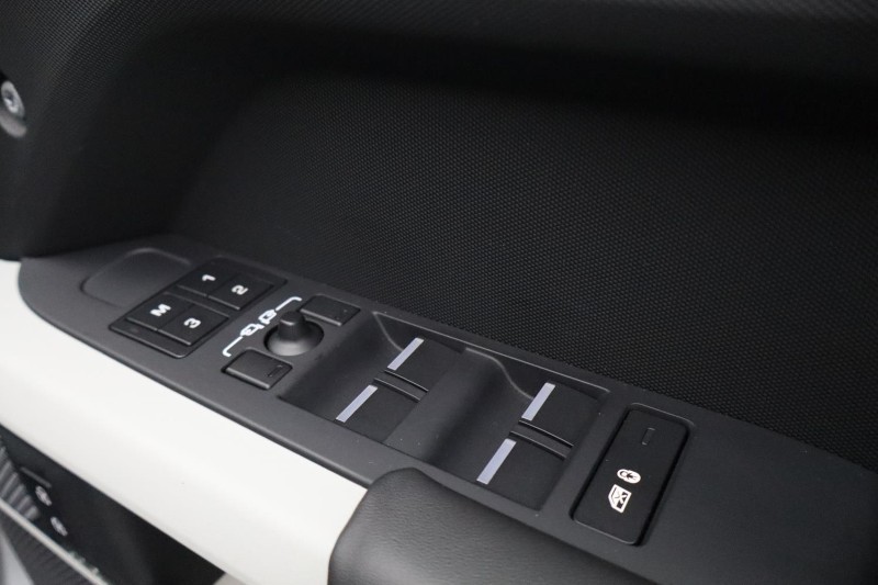 2023 (23) LAND ROVER DEFENDER 3.0 D250 X-Dynamic HSE 110 5dr Auto 5270989