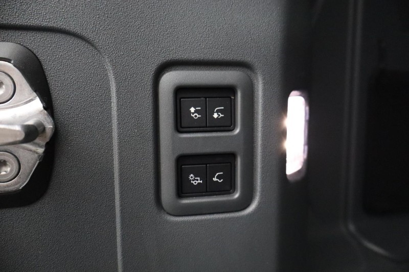 2021 (21) LAND ROVER DEFENDER 3.0 D300 X-Dynamic HSE 110 5dr Auto 5411878