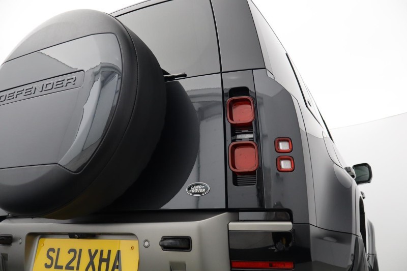 2021 (21) LAND ROVER DEFENDER 3.0 D300 X-Dynamic HSE 110 5dr Auto 5411870