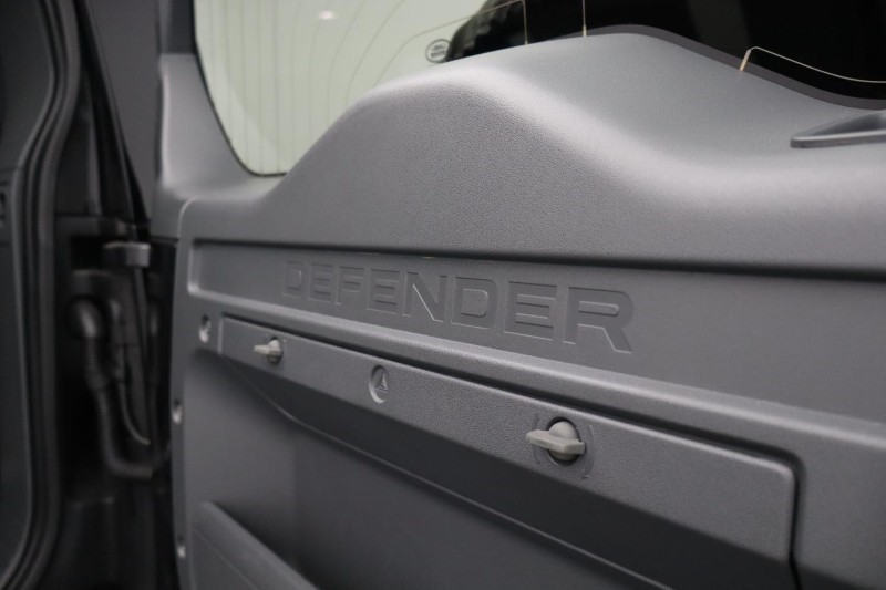 2021 (21) LAND ROVER DEFENDER 3.0 D300 X-Dynamic HSE 110 5dr Auto 5411879