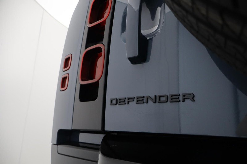 2026 (75) LAND ROVER DEFENDER 3.0 D250 X-Dynamic SE 110 5dr Auto 5585777